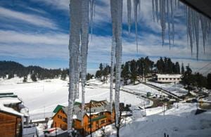Icicles hang from the roof of a building at the ski resort of Gulmarg in North Kashmir. Gulmarg recorded a minimum of -7.5 degrees, while Pahalgam was colder at -8.4 degrees Celsius.(PTI Photo) Icicles hang from the roof of a building at the ski resort of Gulmarg in North Kashmir. Gulmarg recorded a minimum of -7.5 degrees, while Pahalgam was colder at -8.4 degrees Celsius.(PTI Photo)