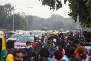 People gather in huge crowds near India gate to celebrate New year's day, in New Delhi, India, on Friday.(Amal KS/HT PHOTO) People gather in huge crowds near India gate to celebrate New year's day, in New Delhi, India, on Friday.(Amal KS/HT PHOTO)