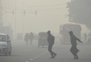 Pedestrians cross a road near Rajpath amid dense fog in New Delhi on Friday.(Biplov Bhuyan/HT PHOTO) Pedestrians cross a road near Rajpath amid dense fog in New Delhi on Friday.(Biplov Bhuyan/HT PHOTO)