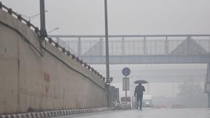 A man carrying an umbrella commutes during rains amid cold weather in New Delhi on Saturday.(Raj K Raj/HT PHOTO) A man carrying an umbrella commutes during rains amid cold weather in New Delhi on Saturday.(Raj K Raj/HT PHOTO)