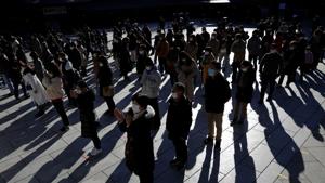 People wearing protective masks amid the Covid-19 outbreak, pray on the first day of the new year at the Meiji Shrine in Tokyo on January 1, 2020.(Reuters Photo) People wearing protective masks amid the Covid-19 outbreak, pray on the first day of the new year at the Meiji Shrine in Tokyo on January 1, 2020.(Reuters Photo)