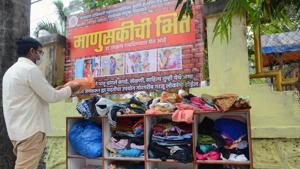 A person donates clothes at the racks placed near the ‘Wall of Humanity’ at Rani Laxmibai Park, Kalyan.(Rishikesh Choudhary/ HT PHOTO) A person donates clothes at the racks placed near the ‘Wall of Humanity’ at Rani Laxmibai Park, Kalyan.(Rishikesh Choudhary/ HT PHOTO)