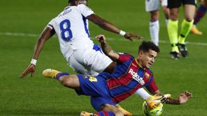 Eibar's Pape Diop, left, challenges Barcelona's Philippe Coutinho during the Spanish La Liga soccer match between Barcelona and Eibar at the Camp Nou stadium in Barcelona in Barcelona, Spain, Tuesday, Dec. 29, 2020.(AP) Eibar's Pape Diop, left, challenges Barcelona's Philippe Coutinho during the Spanish La Liga soccer match between Barcelona and Eibar at the Camp Nou stadium in Barcelona in Barcelona, Spain, Tuesday, Dec. 29, 2020.(AP)