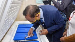 Union Health Minister Harsh Vardhan visits Guru Teg Bahadur Hospital to review the dry run drill for administering Covid-19 vaccine, in New Delhi.(PTI) Union Health Minister Harsh Vardhan visits Guru Teg Bahadur Hospital to review the dry run drill for administering Covid-19 vaccine, in New Delhi.(PTI)