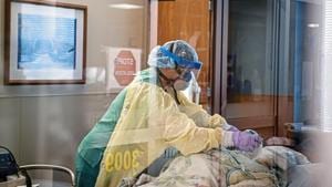 An intensive care unit nurse removes medical equipment from the body of a Covid-19 patient who died in the ICU.(Representational image / AP) An intensive care unit nurse removes medical equipment from the body of a Covid-19 patient who died in the ICU.(Representational image / AP)
