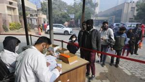 People queue to register for coronavirus disease tests at Sector 30 District Hospital in Noida.(Sunil Ghosh / HT Photo) People queue to register for coronavirus disease tests at Sector 30 District Hospital in Noida.(Sunil Ghosh / HT Photo)