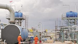 The oil-supply deal attracted widespread interest among major traders, according to people familiar with the matter. The contract will be one of the largest of its kind in recent history and it allows the winner to ship crude to wherever it wishes for a year.(Hindustan Times (Representative Image)) The oil-supply deal attracted widespread interest among major traders, according to people familiar with the matter. The contract will be one of the largest of its kind in recent history and it allows the winner to ship crude to wherever it wishes for a year.(Hindustan Times (Representative Image))