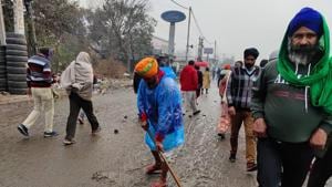 A demonstrator cleaning the protest site at Singhu Border during the ongoing protest against new farm laws, in New Delhi.(HT Photo) A demonstrator cleaning the protest site at Singhu Border during the ongoing protest against new farm laws, in New Delhi.(HT Photo)