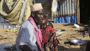 For 45-year-old street beggar Hassan Mohamed Yusuf fear of the virus turned into near certainty when three of his young children died after having a cough and high fever(AP) For 45-year-old street beggar Hassan Mohamed Yusuf fear of the virus turned into near certainty when three of his young children died after having a cough and high fever(AP)