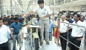 Siddhartha Lal at the roll-out of the first bike from the Oragadam plant in Tamil Nadu.(Photo courtesy Eicher Motors) Siddhartha Lal at the roll-out of the first bike from the Oragadam plant in Tamil Nadu.(Photo courtesy Eicher Motors)