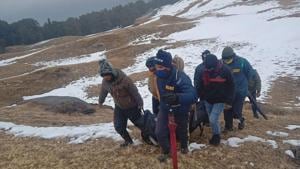 SDRF men bringing the body from Auli on Sunday afternoon.(HT Photo) SDRF men bringing the body from Auli on Sunday afternoon.(HT Photo)