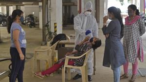A health worker collects a swab sample from a woman to test for coronavirus infection at Malad (West) in Mumbai on January 3. India recorded 16,504 cases of the coronavirus disease (Covid-19) and 214 related deaths between January 3 and 4 morning, according to the Union ministry of health and family welfare. (Satyabrata Tripathy / HT Photo) A health worker collects a swab sample from a woman to test for coronavirus infection at Malad (West) in Mumbai on January 3. India recorded 16,504 cases of the coronavirus disease (Covid-19) and 214 related deaths between January 3 and 4 morning, according to the Union ministry of health and family welfare. (Satyabrata Tripathy / HT Photo)