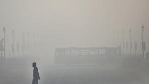 A morning walker near India Gate on a winter morning at Rajpath in New Delhi, India.(Biplov Bhuyan/HT PHOTO) A morning walker near India Gate on a winter morning at Rajpath in New Delhi, India.(Biplov Bhuyan/HT PHOTO)