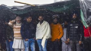 Farmers take shelter under a tent as it rains during their ongoing protest against the new farm laws at Ghazipur border in New Delhi.(PTI) Farmers take shelter under a tent as it rains during their ongoing protest against the new farm laws at Ghazipur border in New Delhi.(PTI)