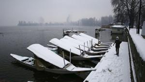 Snow covered shikara boats docked at Dal Lake after fresh snowfall in Srinagar, Jammu and Kashmir.(Waseem Andrabi/HT Photo) Snow covered shikara boats docked at Dal Lake after fresh snowfall in Srinagar, Jammu and Kashmir.(Waseem Andrabi/HT Photo)