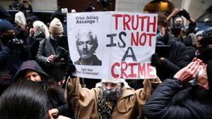 People celebrate after a judge ruled that WikiLeaks founder Julian Assange should not be extradited to the United States, outside the Old Bailey, the Central Criminal Court, in London, Britain on January 4, 2021.(Reuters File Photo) People celebrate after a judge ruled that WikiLeaks founder Julian Assange should not be extradited to the United States, outside the Old Bailey, the Central Criminal Court, in London, Britain on January 4, 2021.(Reuters File Photo)