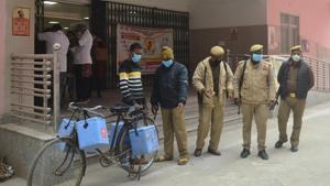 Vaccine boxes at Varanasi’s District Women Hospital that was brought on a bicycle.(Mohammad Muqeed /HT PHOTO) Vaccine boxes at Varanasi’s District Women Hospital that was brought on a bicycle.(Mohammad Muqeed /HT PHOTO)