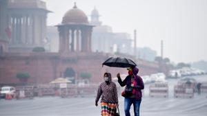 Commuters out in the rain at Vijay Chowk in New Delhi, India.(Arvind Yadav/HT PHOTO) Commuters out in the rain at Vijay Chowk in New Delhi, India.(Arvind Yadav/HT PHOTO)