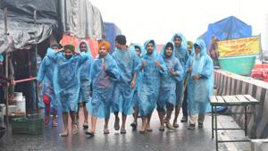 Demonstrators seen wearing rain suits to protect themselves from rain at Ghazipur border in New Delhi on Monday.(Raj K Raj/HT PHOTO) Demonstrators seen wearing rain suits to protect themselves from rain at Ghazipur border in New Delhi on Monday.(Raj K Raj/HT PHOTO)
