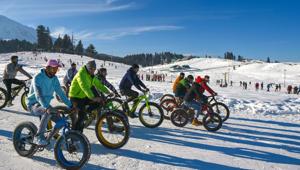 Locals take part in snow cycling at the ski resort of Gulmarg in north Kashmir.(PTI) Locals take part in snow cycling at the ski resort of Gulmarg in north Kashmir.(PTI)