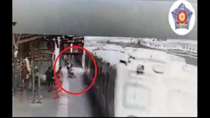 The image shows the police officer dragging the passenger to safety at Dahisar railway station.(Twitter/@MumbaiPolice) The image shows the police officer dragging the passenger to safety at Dahisar railway station.(Twitter/@MumbaiPolice)