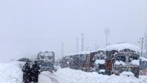 People walk past stranded vehicles on the Jammu-Srinagar National Highway during heavy snowfall, at Qazigund in Anantnag district of South Kashmir on January 5.(PTI) People walk past stranded vehicles on the Jammu-Srinagar National Highway during heavy snowfall, at Qazigund in Anantnag district of South Kashmir on January 5.(PTI)