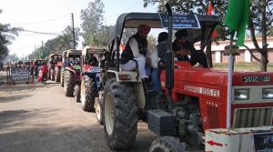 Farmers are taking out a tractor parade in Sitarganj of US Nagar on Thursday.(HT Photo) Farmers are taking out a tractor parade in Sitarganj of US Nagar on Thursday.(HT Photo)