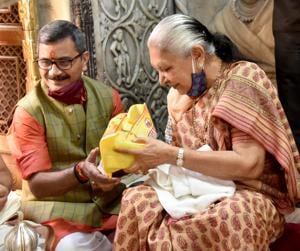 Anandiben Patel, Governor of Uttar Pradesh, at Baba Vishwanath Temple, in Varanasi.(Rajesh Kumar/ht file) Anandiben Patel, Governor of Uttar Pradesh, at Baba Vishwanath Temple, in Varanasi.(Rajesh Kumar/ht file)