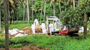 Animal husbandry department workers cull ducks following detection of avian influenza, at a place in Kottayam district of Kerala, on January 6.(PTI) Animal husbandry department workers cull ducks following detection of avian influenza, at a place in Kottayam district of Kerala, on January 6.(PTI)
