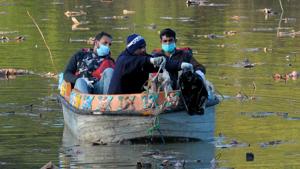 Forest department staff collecting carcasses of dead birds at Sukhna Lake in Chandigarh on Wednesday. A pigeon, a crow, an egret and a cormorant were found dead.(Ravi Kumar/HT) Forest department staff collecting carcasses of dead birds at Sukhna Lake in Chandigarh on Wednesday. A pigeon, a crow, an egret and a cormorant were found dead.(Ravi Kumar/HT)