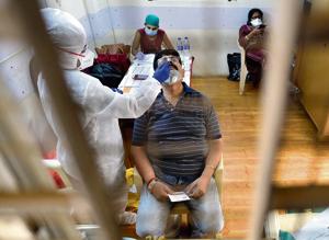 Health workers take a swab sample in Malad on Thursday.(Satyabrata Tripathy/HT Photo) Health workers take a swab sample in Malad on Thursday.(Satyabrata Tripathy/HT Photo)