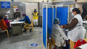 Healthcare workers conduct a dry run as part of preparedness for the administration of the Covid-19 vaccine.(PTI PHOTO.) Healthcare workers conduct a dry run as part of preparedness for the administration of the Covid-19 vaccine.(PTI PHOTO.)