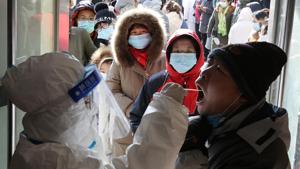 A medical worker in protective suit collects a swab from a resident during a mass nucleic acid testing following a recent coronavirus disease (COVID-19) outbreak in Shijiazhuang, Hebei province, China.(REUTERS) A medical worker in protective suit collects a swab from a resident during a mass nucleic acid testing following a recent coronavirus disease (COVID-19) outbreak in Shijiazhuang, Hebei province, China.(REUTERS)