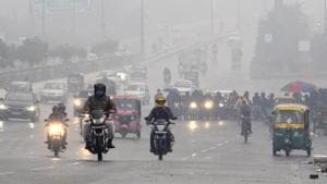 Commuters out in the rain at Kalindi Kunj, Noida, on January 6, 2021.(Sunil Ghosh / HT photo) Commuters out in the rain at Kalindi Kunj, Noida, on January 6, 2021.(Sunil Ghosh / HT photo)