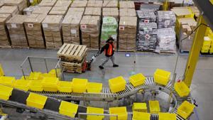 Amazon workers perform their jobs inside of an Amazon fulfillment center on Cyber Monday in Robbinsville, New Jersey, US.(Reuters/ File photo) Amazon workers perform their jobs inside of an Amazon fulfillment center on Cyber Monday in Robbinsville, New Jersey, US.(Reuters/ File photo)