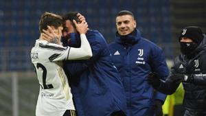 Soccer Football - Serie A - AC Milan v Juventus - San Siro, Milan, Italy - January 6, 2021 Juventus' Federico Chiesa celebrates scoring their second goal with teammates REUTERS/Alberto Lingria(REUTERS) Soccer Football - Serie A - AC Milan v Juventus - San Siro, Milan, Italy - January 6, 2021 Juventus' Federico Chiesa celebrates scoring their second goal with teammates REUTERS/Alberto Lingria(REUTERS)