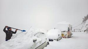 A man removes snow from a car after the town received fresh snowfall, at Keylong in Lahaul-Spiti District.(PTI) A man removes snow from a car after the town received fresh snowfall, at Keylong in Lahaul-Spiti District.(PTI)