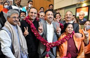 Chandigarh’s new mayor Ravi Kant Sharma (centre) senior deputy mayor Maheshinder Singh Sidhu and deputy mayor Farmila after their election at the municipal corporation office on Friday.(Keshav Singh/HT) Chandigarh’s new mayor Ravi Kant Sharma (centre) senior deputy mayor Maheshinder Singh Sidhu and deputy mayor Farmila after their election at the municipal corporation office on Friday.(Keshav Singh/HT)