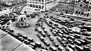 A New York street in the 1920s. Just two decades earlier, in the age of horse-drawn vehicles, people had feared their cities would be buried in manure. Then the internal combustion engine took horses off the streets altogether, a shift often used to illustrate the unpredict-able fallouts of new tech.(Shutterstock) A New York street in the 1920s. Just two decades earlier, in the age of horse-drawn vehicles, people had feared their cities would be buried in manure. Then the internal combustion engine took horses off the streets altogether, a shift often used to illustrate the unpredict-able fallouts of new tech.(Shutterstock)