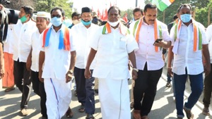 Leaders and workers of the DMK, an ally of the ruling Congress were not present at the agitation and reason for their absence could not be known immediately.(Twitter/@VNarayanasami) Leaders and workers of the DMK, an ally of the ruling Congress were not present at the agitation and reason for their absence could not be known immediately.(Twitter/@VNarayanasami)