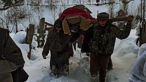 Army troops at Karalpura in Kupwara, along with battlefield nursing assistant, carry a pregnant woman.(ANI) Army troops at Karalpura in Kupwara, along with battlefield nursing assistant, carry a pregnant woman.(ANI)
