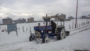A snow-clearing machine ploughs through a road on the outskirts of Srinagar on January 6.(AP)