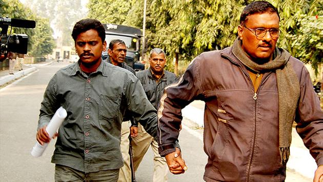 Nithari convict Surinder Koli being taken to Ghaziabad court from Dasna District Jail for a judgement last year. (HT PHOTO)
