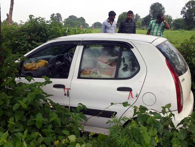 Police seized 1.45 quintal poppy husk worth around <span class='webrupee'>?</span>3 lakh in Neemuch on Friday but peddlers managed to escape, leaving an Indica car and contraband behind.(HT photo)