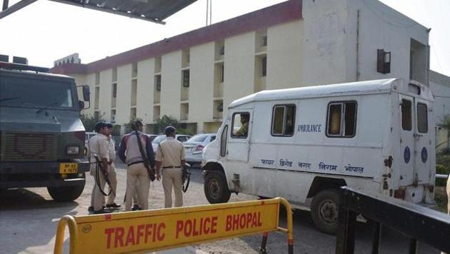 Police personnel guarding outside Bhopal Central Jail after 8 SIMI members escaped on October 31, 2016 in Bhopal. The STF killed them in an encounter later. (PTI photo)