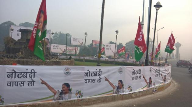 Rows of flags featuring West Bengal CM Mamata Banerjee and her Uttar Pradesh counterpart Akhilesh Yadav are seen on a road in Lucknow. (HT Photo) Rows of flags featuring West Bengal CM Mamata Banerjee and her Uttar Pradesh counterpart Akhilesh Yadav are seen on a road in Lucknow. (HT Photo)