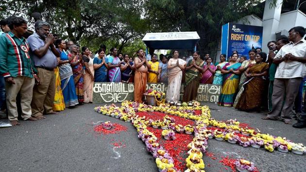 AIADMK cadres hold special prayers for the recovery of party supremo and state chief minister J Jayalalithaa in front of Apollo Hospitals in Chennai on November 28, 2016.(PTI)