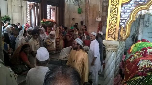 Bhartiya Muslim Mahila group entered inner sanctum of Haji Ali Shrine for the first time after the dargah trust decided to provide equal access to women inside the sanctum in Mumbai, India, November 29, 2016. (HT Photo)