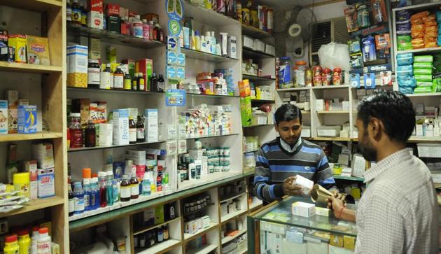 Residents said that some stores are also refusing to accept plastic money, compounding their problems.(Burhaan Kinu/HT PHOTO)