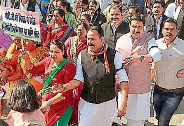 Gwalior district Congress president Darshan Singh (in black jacket) during protest march on Monday.(HT photo)
